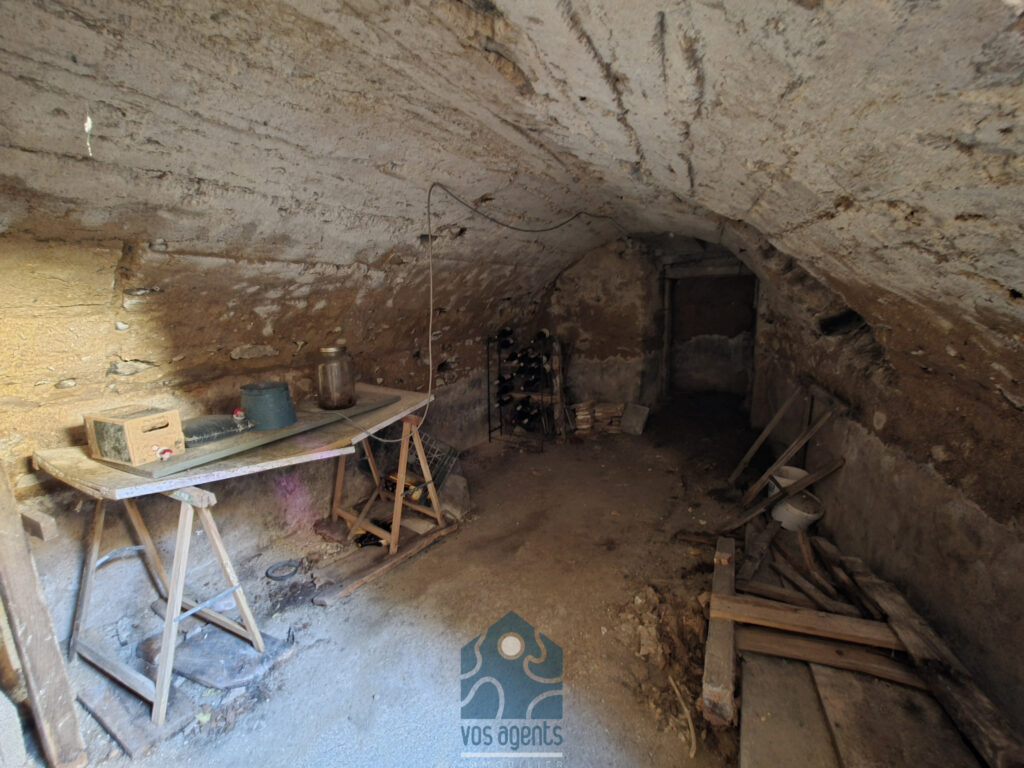 Maison de village avec cour, terrasse, caves, granges et par – 7 pièces – 5 chambres – 180 m²
