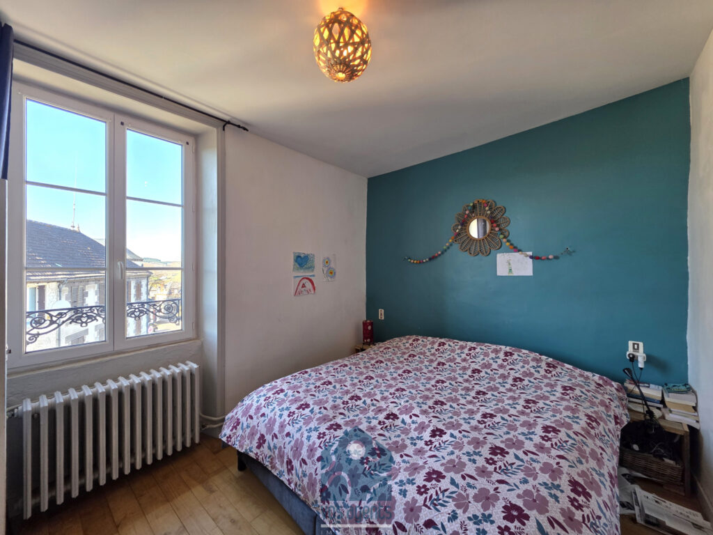 Maison de village avec cour, terrasse, caves, granges et par – 7 pièces – 5 chambres – 180 m²