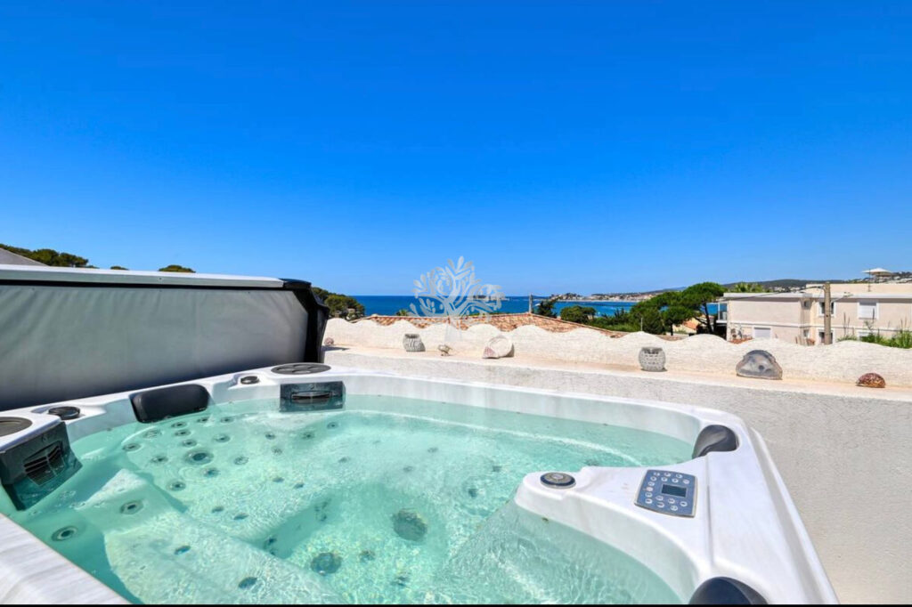 A VENDRE SANARY SUR MER PENTHOUSE D&rsquo;EXCEPTION VUE MER TROPEZ – 4 pièces – 3 chambres – 104.61 m²