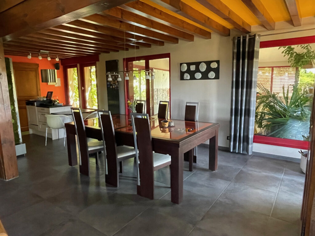 Beaujolais vert : maison calme, écologique avec vue et pisci – 7 pièces – 5 chambres – 228.26 m²