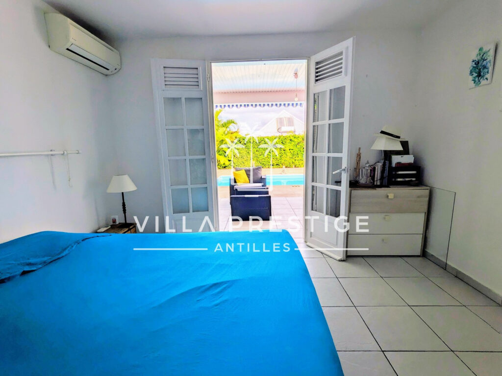 VILLA DE CHARME AVEC PISCINE ET GARAGE – CENTRE-VILLE SAINT- – 4 pièces – 3 chambres – 83.84 m²