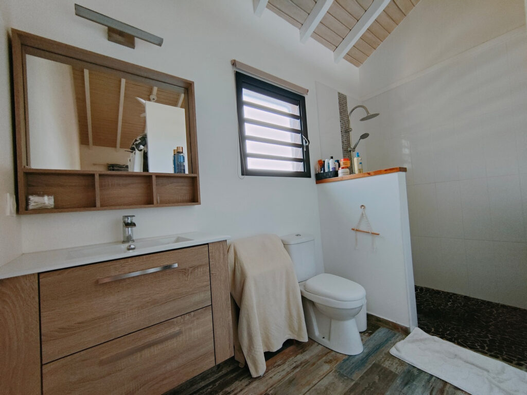 VILLA RECENTE AVEC PISCINE GARAGE SUR TERRAIN 2000 M2 EN CEN – 4 pièces – 3 chambres – 128 m²