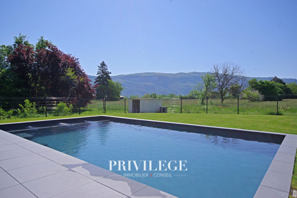 Plain-pied contemporain avec piscine et prestations haut de  – 4 pièces – 3 chambres – 155 m²