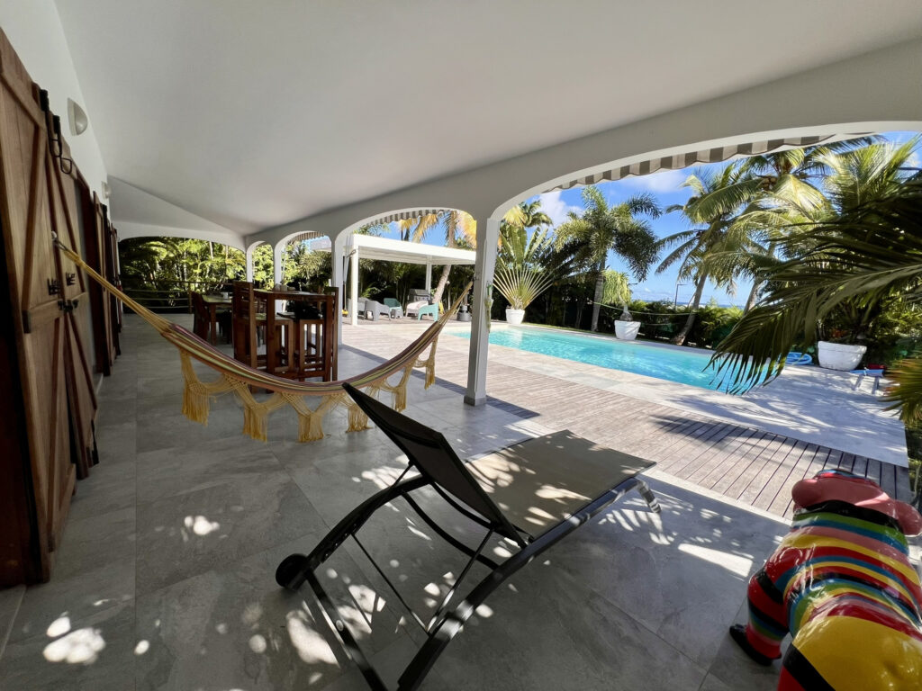 Villa avec vue mer et gîtes à Saint-François – 9 pièces – 6 chambres – 200 m²
