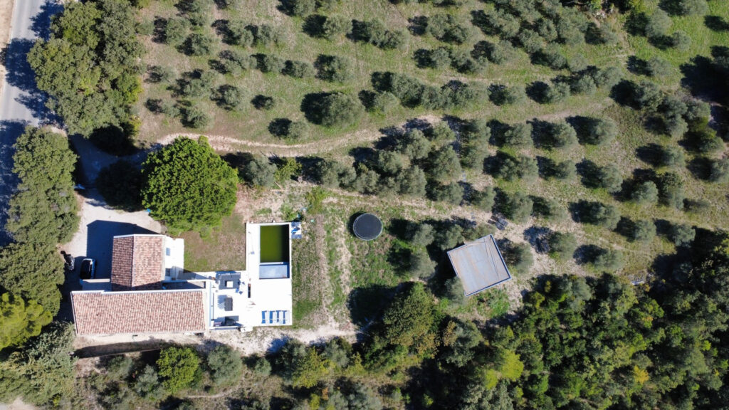 Parcelle avec nombreux oliviers. – 5 pièces – 4 chambres – 174 m²