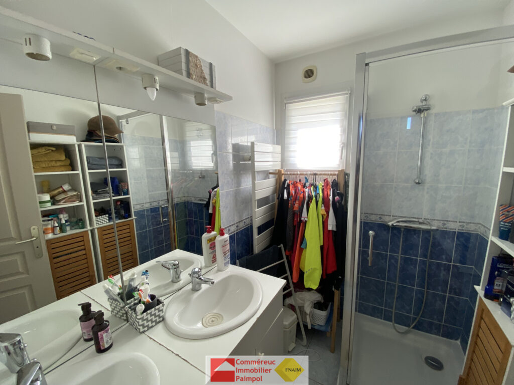 PLOUBAZLANEC, Commerces à pied, Maison contemporraine de 200 – 6 pièces – 4 chambres – 105 m²