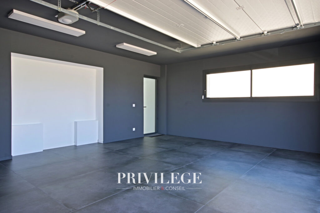 Plain-pied contemporain avec piscine et prestations haut de  – 4 pièces – 3 chambres – 155 m²