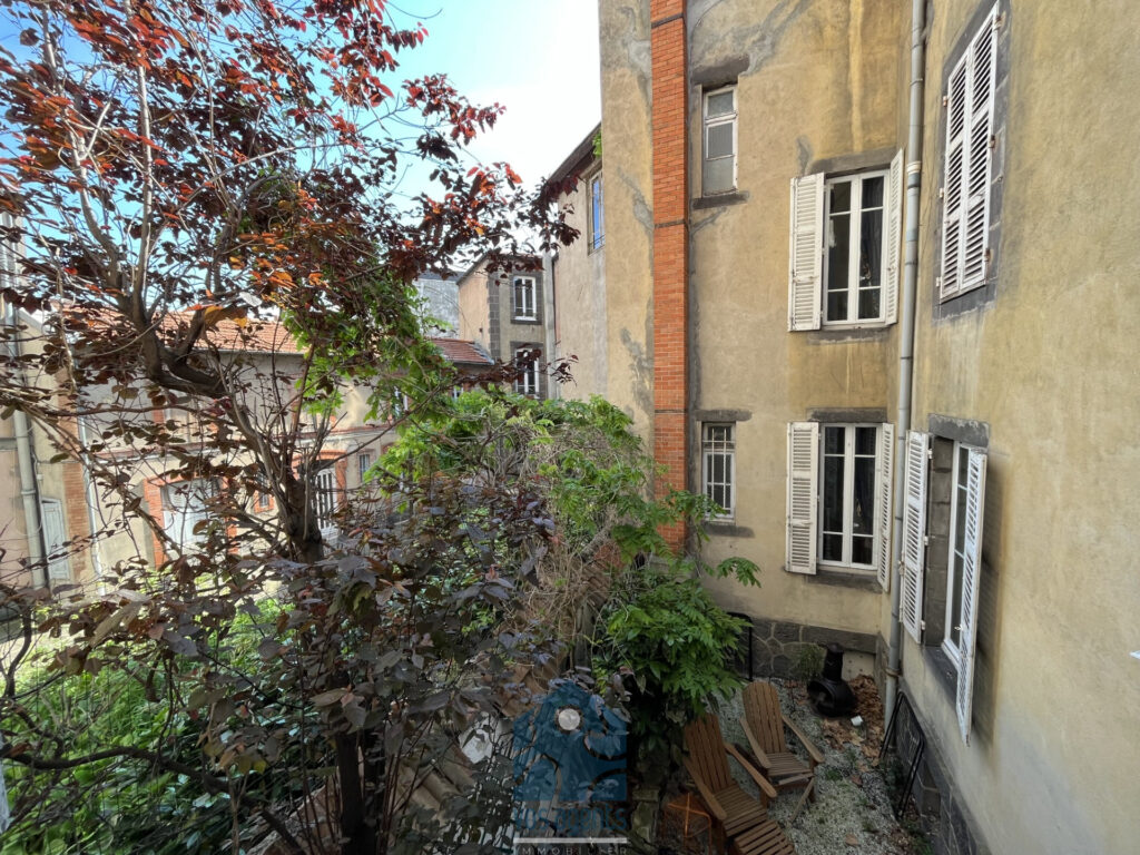 Hôtel particulier sur 3 niveaux avec terrasse  – 8 pièces – 5 chambres – 226.41 m²
