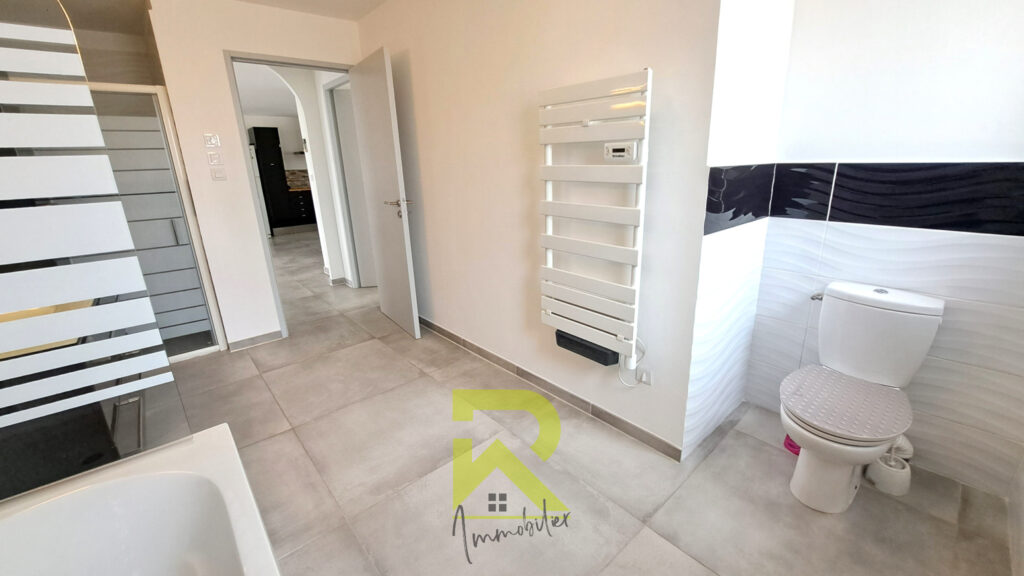 Villa plain-pied 134 m2  Vue sur l&rsquo;étang   Terrain 1470 m2 – 4 pièces – 3 chambres – 134 m²