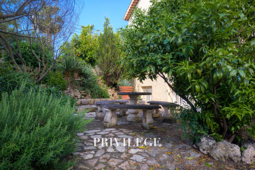 Mougins   Villa familiale au charme intemporel avec vue déga – 7 pièces – 6 chambres – 170 m²