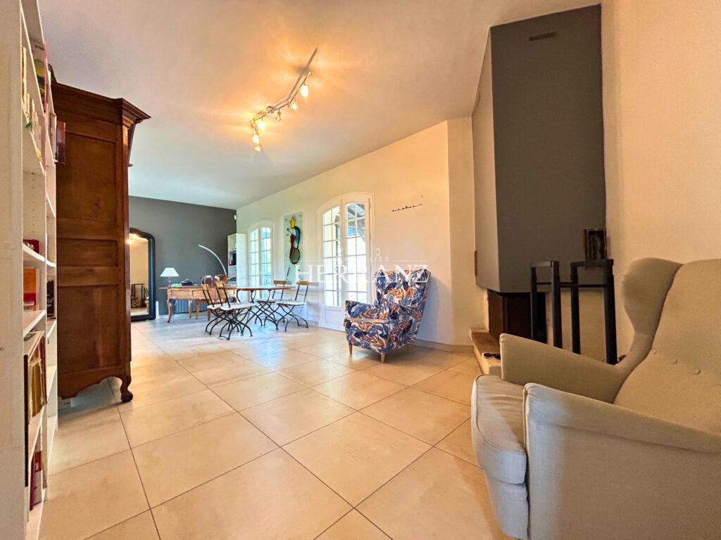 Maison familiale avec vue château à Rauzan, piscine et studi – 6 pièces – 4 chambres – 152 m²