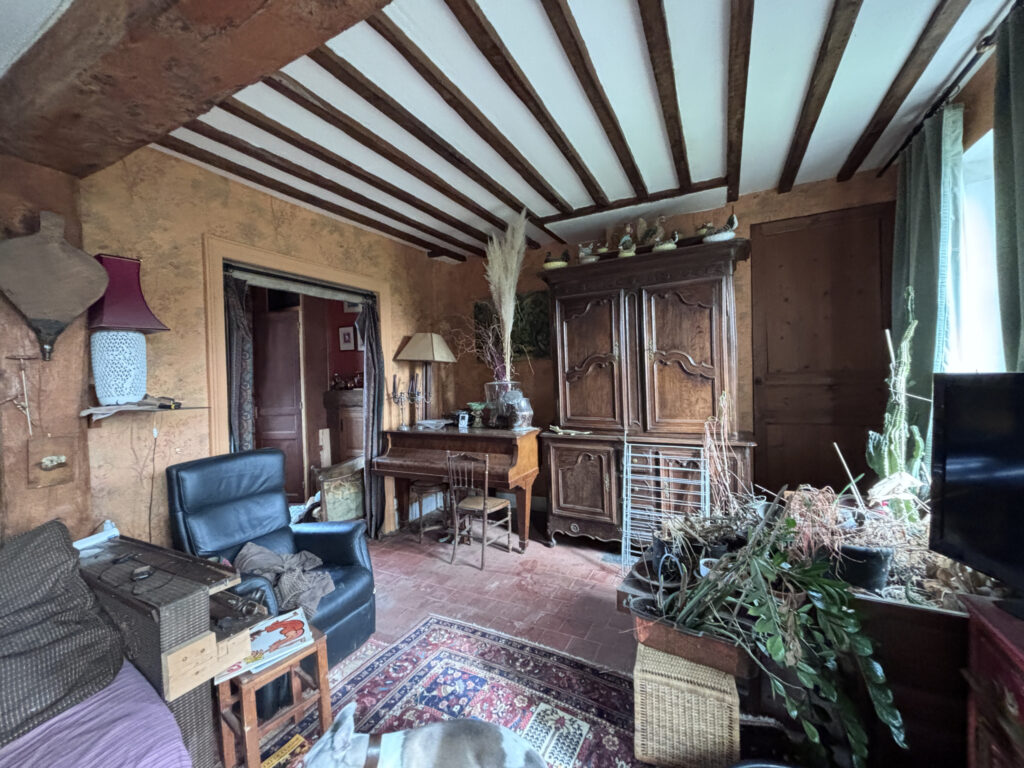 À découvrir aux portes de Vimoutiers   Propriété de caractèr – 6 pièces – 3 chambres – 103 m²