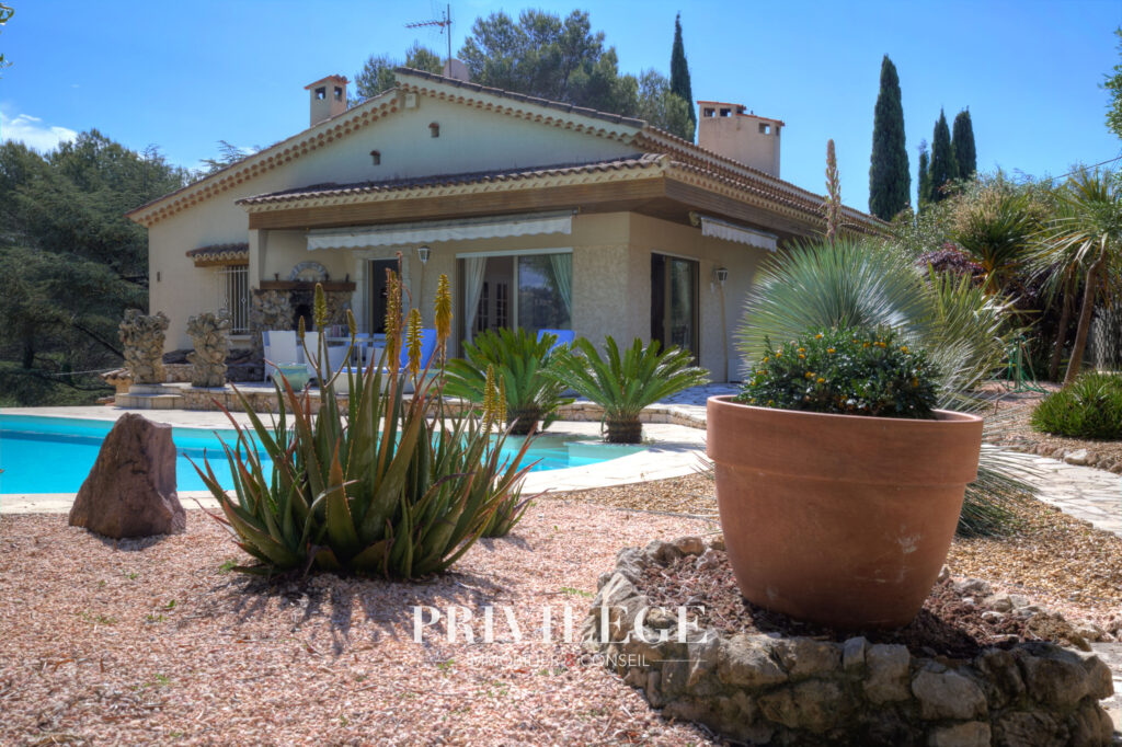Mougins   Villa familiale au charme intemporel avec vue déga – 7 pièces – 6 chambres – 170 m²
