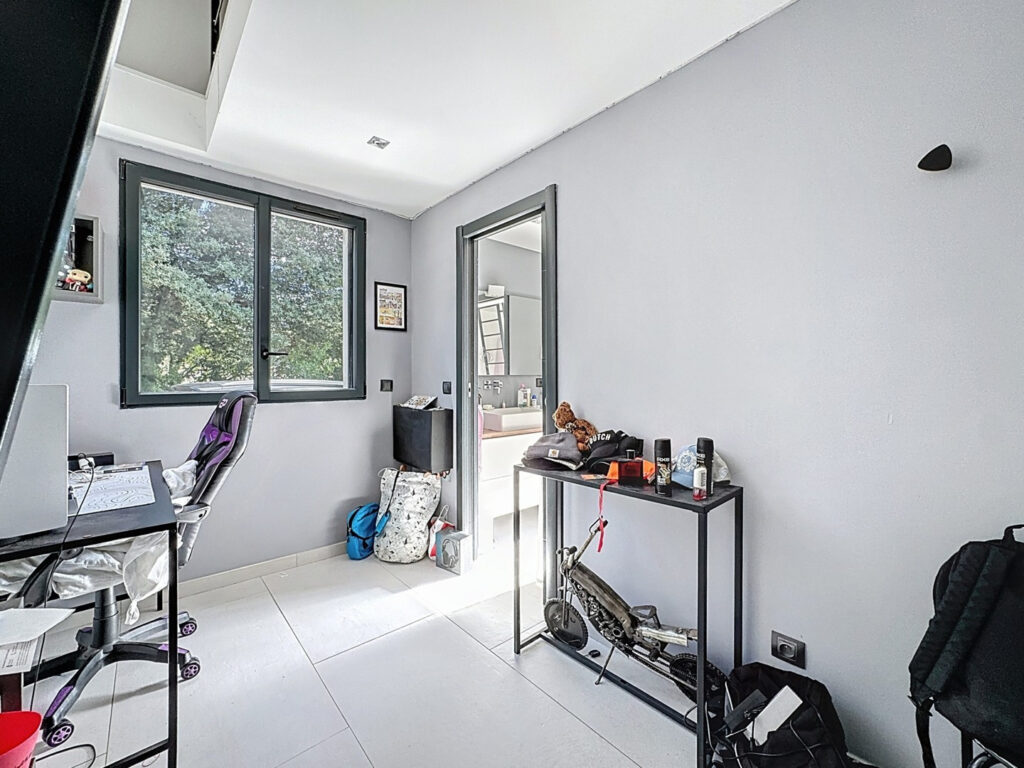 Parcelle avec nombreux oliviers. – 5 pièces – 4 chambres – 174 m²