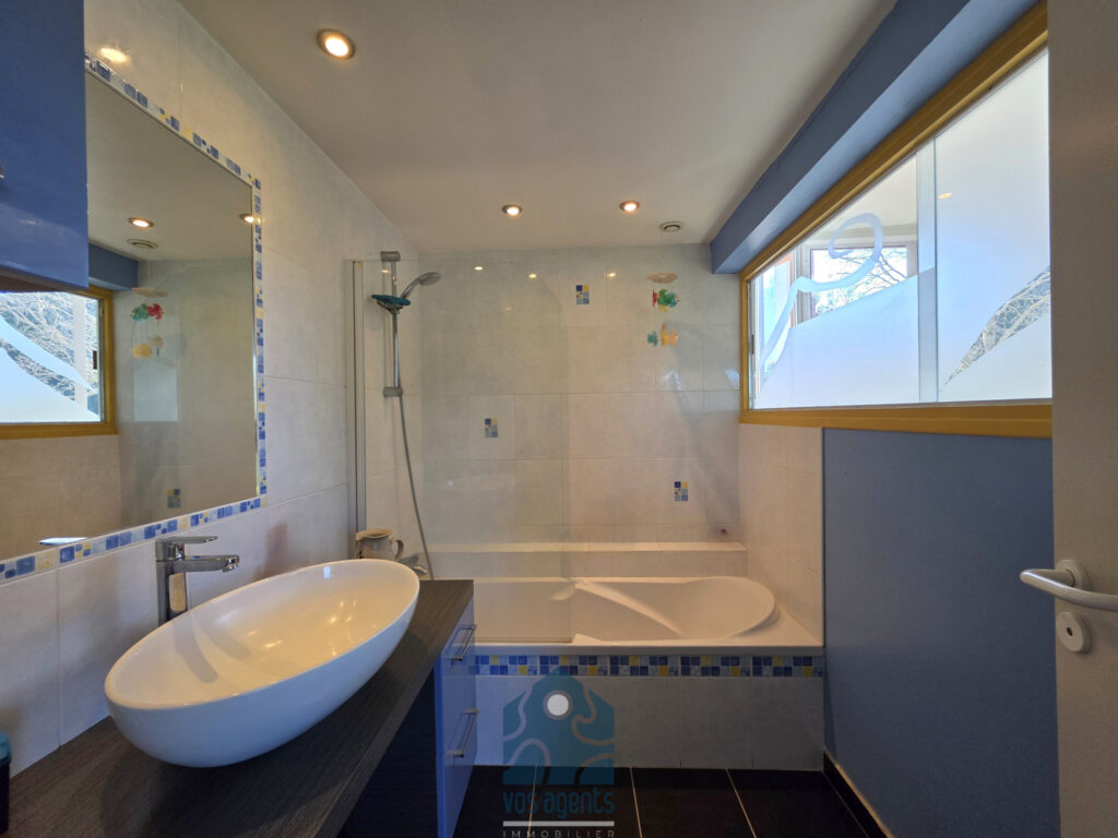 Maison d&rsquo;architecte 7 pièces avec garage, terrasse et terrai – 7 pièces – 5 chambres – 175 m²
