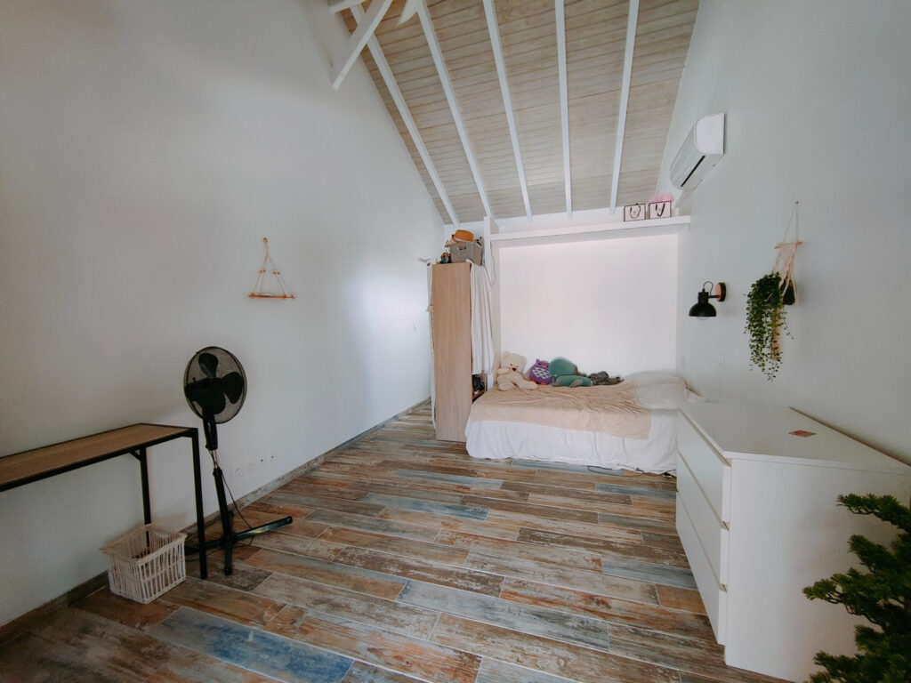 VILLA RECENTE AVEC PISCINE GARAGE SUR TERRAIN 2000 M2 EN CEN – 4 pièces – 3 chambres – 128 m²