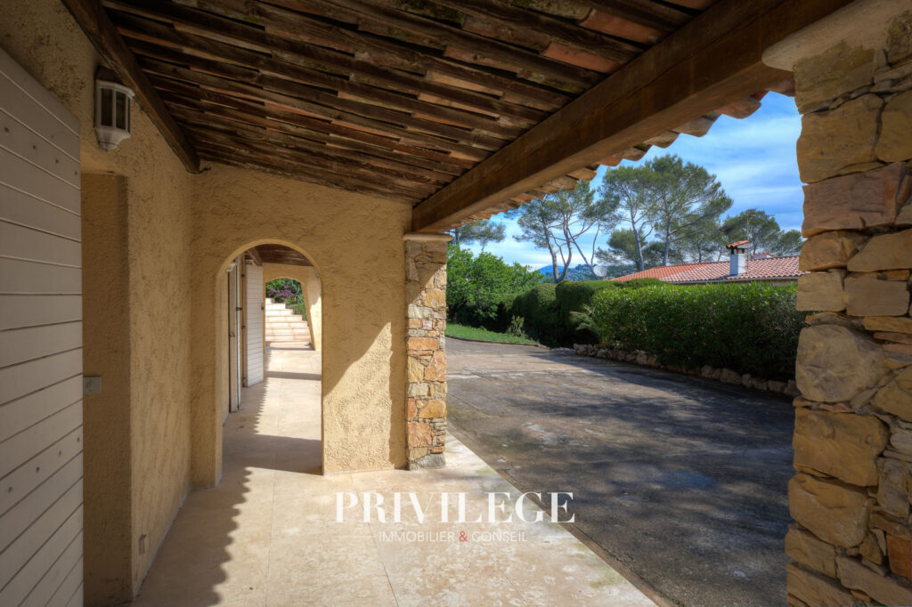 Mougins   Villa familiale au charme intemporel avec vue déga – 7 pièces – 6 chambres – 170 m²
