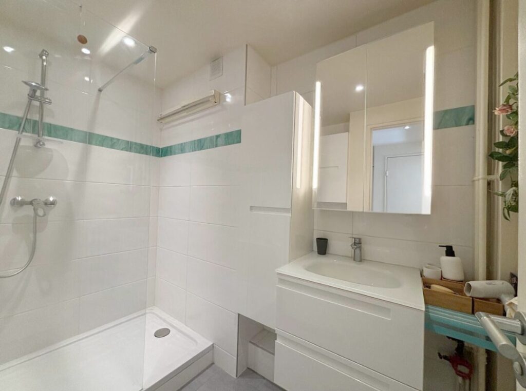 Appartement 3 pièces traversant rénové de 56 m2 à Montrouge – 3 pièces – 2 chambres – 56 m²