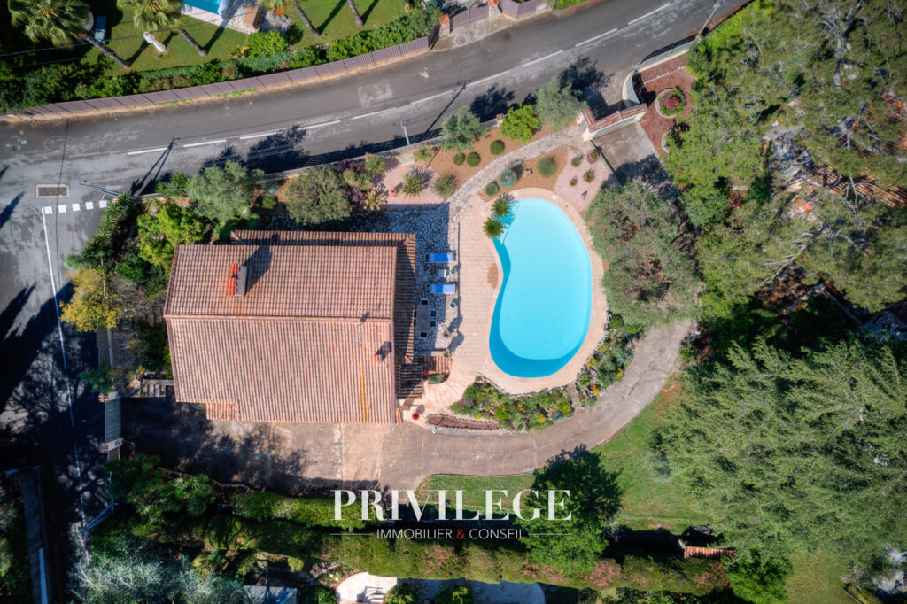 Mougins   Villa familiale au charme intemporel avec vue déga – 7 pièces – 6 chambres – 170 m²