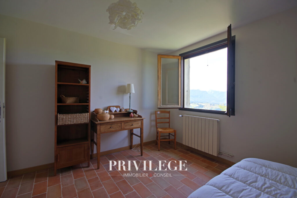 Maison familiale 160m2 vue dégagée – 7 pièces – 6 chambres – 161 m²