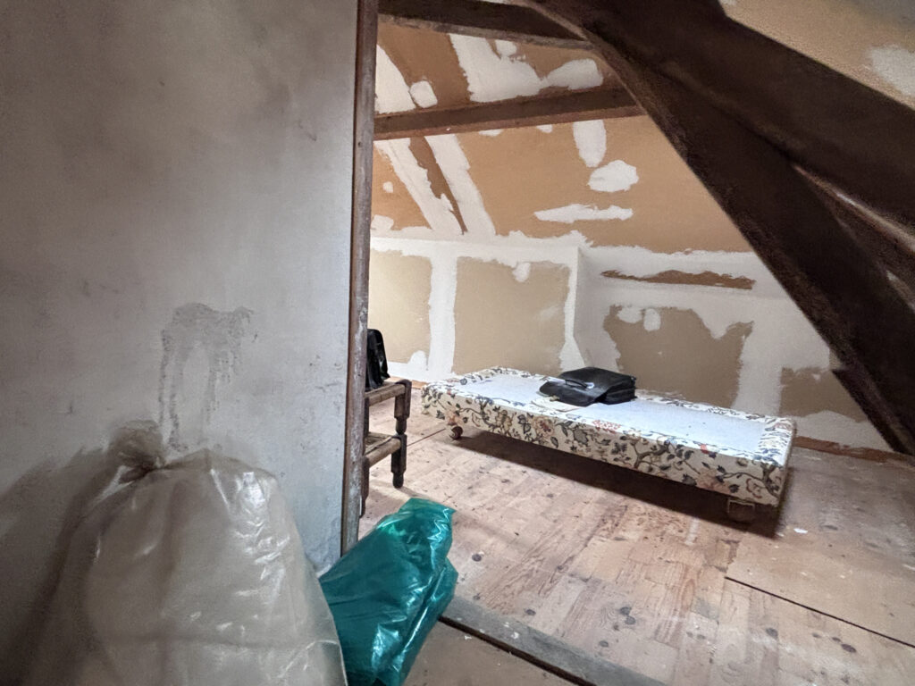 À découvrir aux portes de Vimoutiers   Propriété de caractèr – 6 pièces – 3 chambres – 103 m²