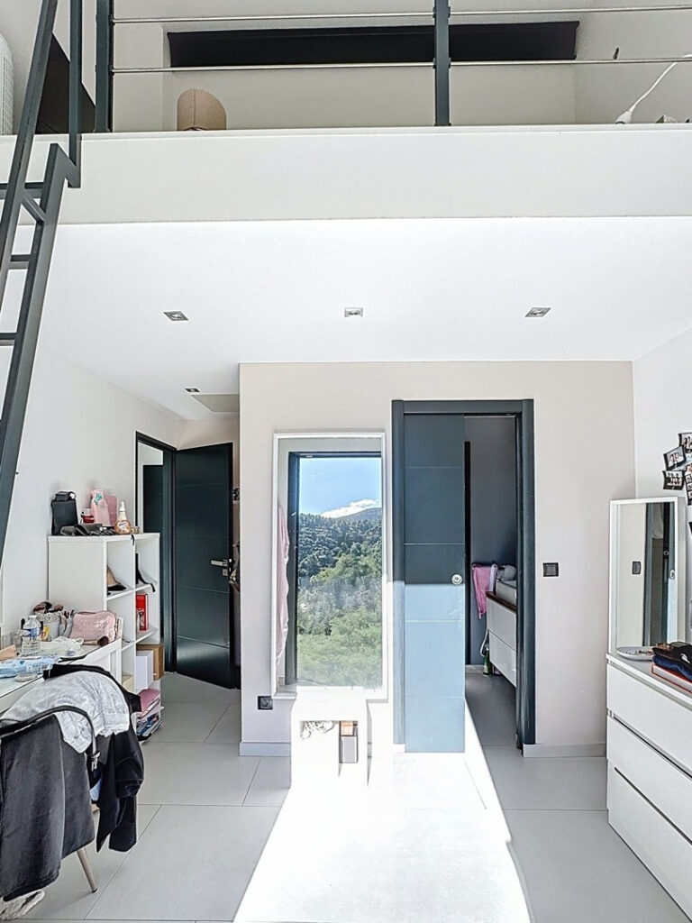 Parcelle avec nombreux oliviers. – 5 pièces – 4 chambres – 174 m²