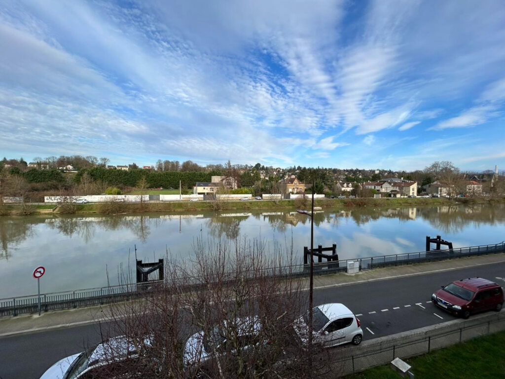 Duplex au dernier étage – Vue imprenable sur les bords de Ma – 5 pièces – 4 chambres – 104 m²