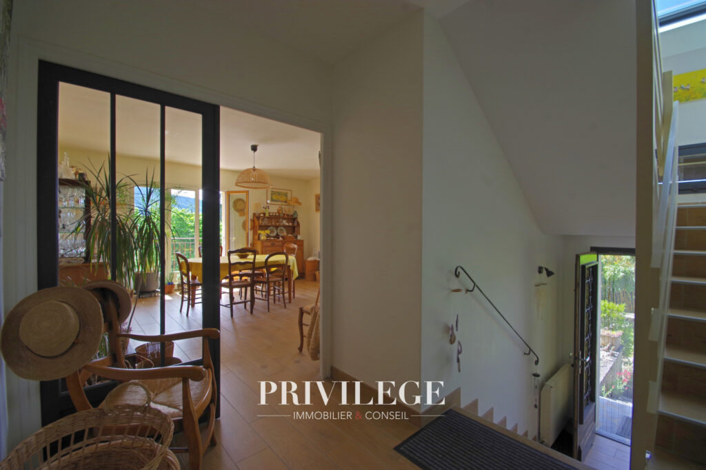 Maison familiale 160m2 vue dégagée – 7 pièces – 6 chambres – 161 m²
