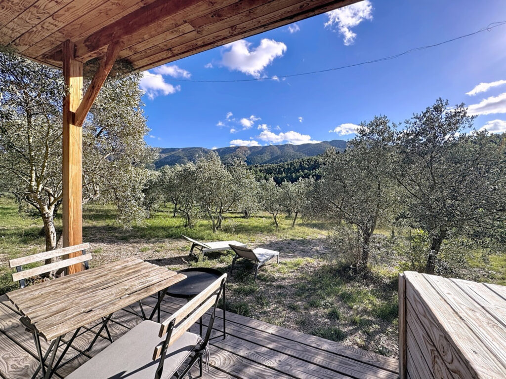Parcelle avec nombreux oliviers. – 5 pièces – 4 chambres – 174 m²