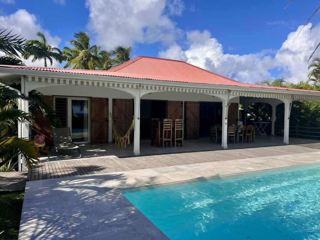 Villa avec vue mer et gîtes à Saint-François – 9 pièces – 6 chambres – 200 m²