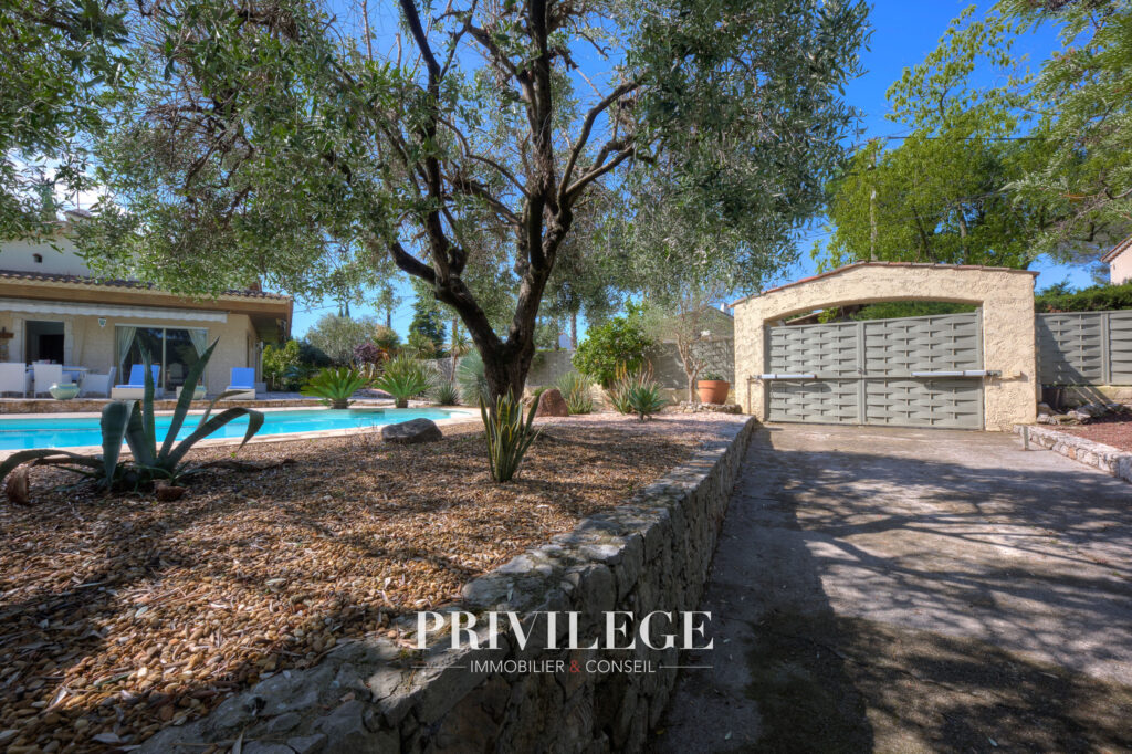 Mougins   Villa familiale au charme intemporel avec vue déga – 7 pièces – 6 chambres – 170 m²