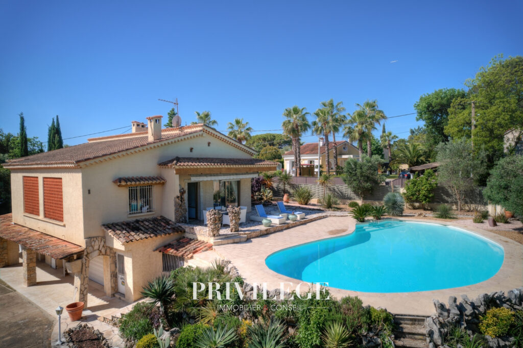 Mougins   Villa familiale au charme intemporel avec vue déga – 7 pièces – 6 chambres – 170 m²