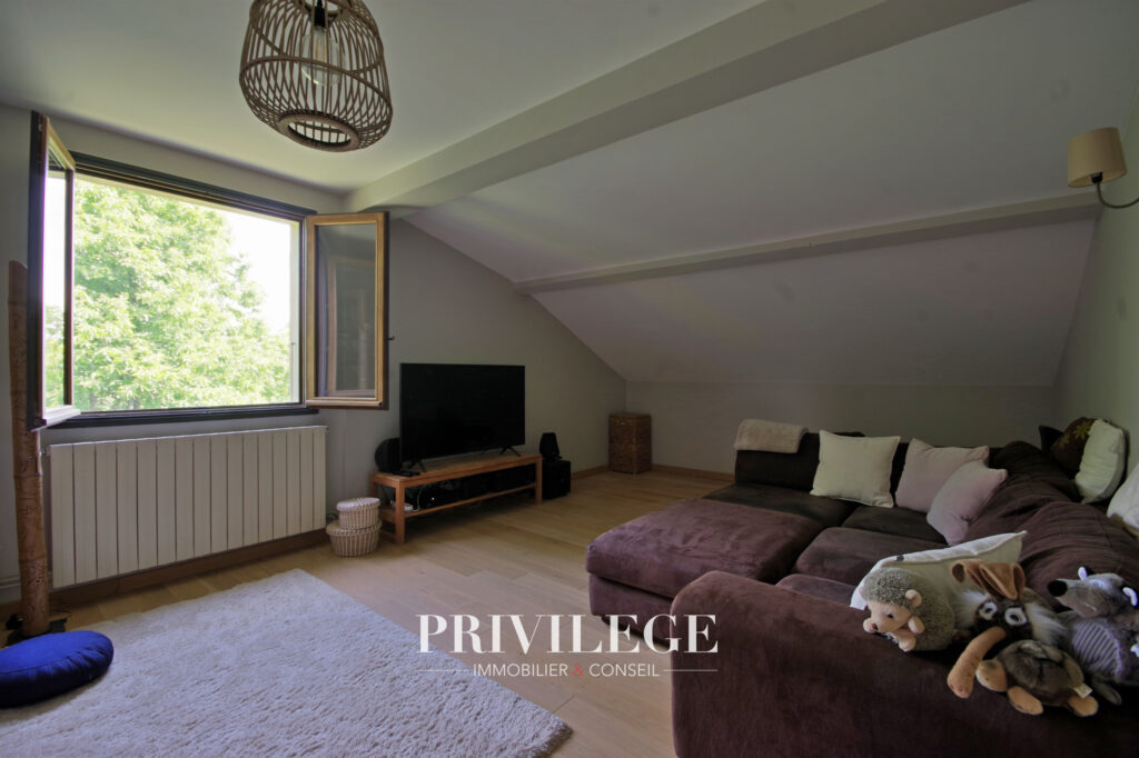 Maison familiale 160m2 vue dégagée – 7 pièces – 6 chambres – 161 m²