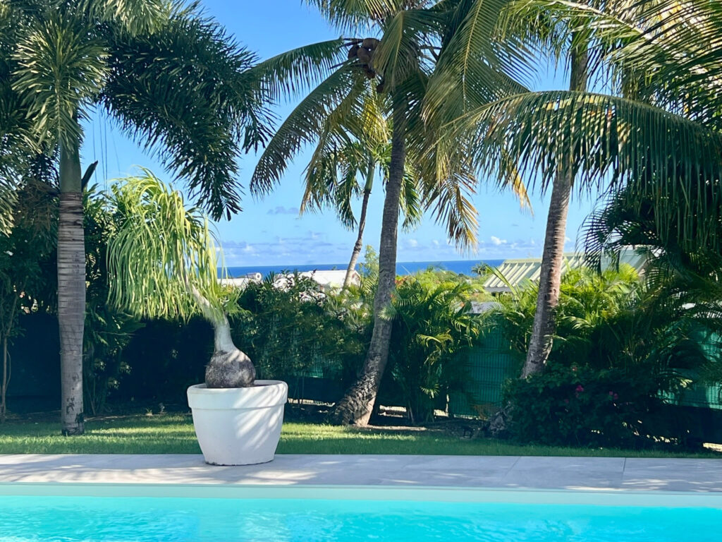 Villa avec vue mer et gîtes à Saint-François – 9 pièces – 6 chambres – 200 m²