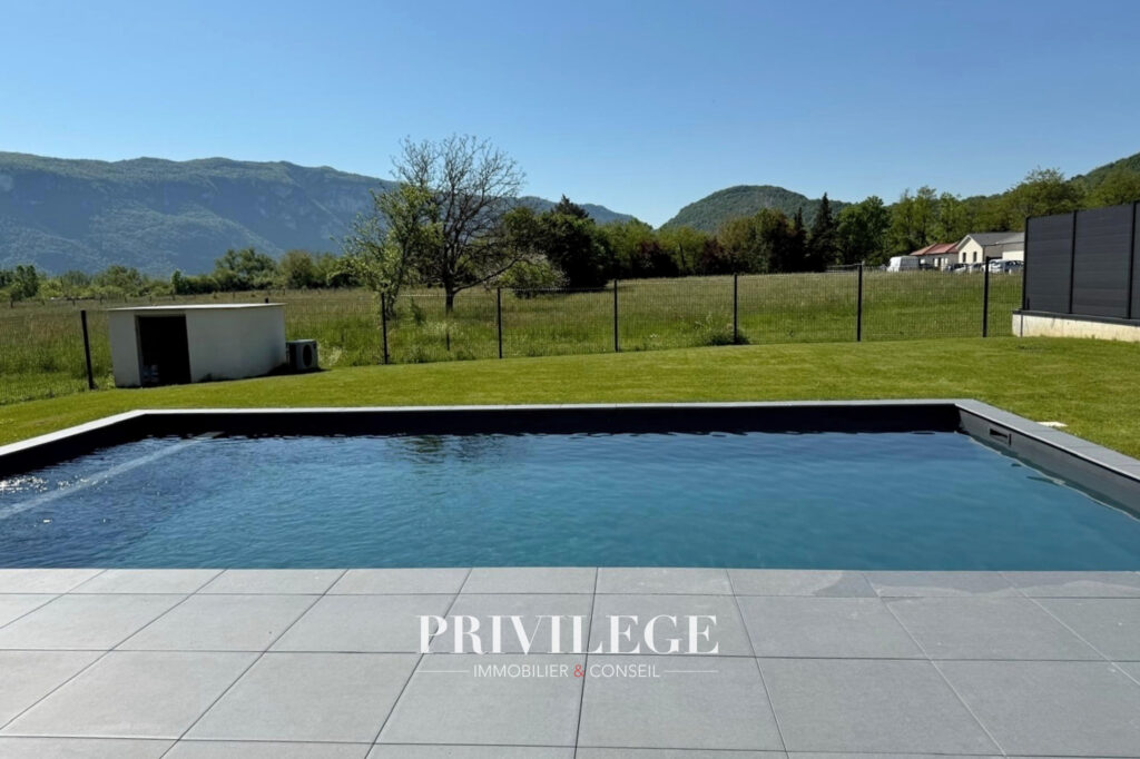 Plain-pied contemporain avec piscine et prestations haut de  – 4 pièces – 3 chambres – 155 m²