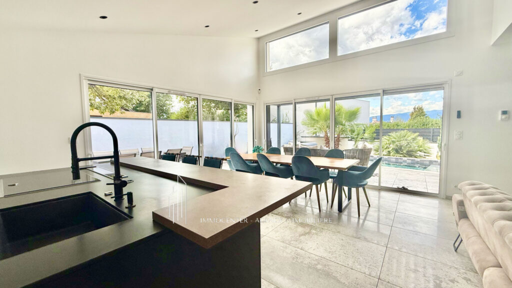 Villa récente   Excellent état   Prestations haut de gamme   – 7 pièces – 5 chambres – 165 m²