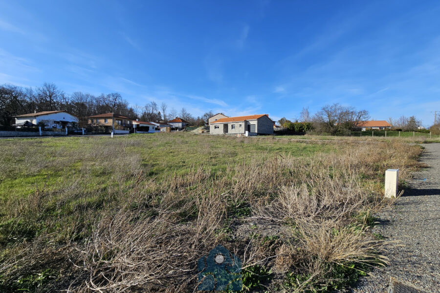 Terrain à vendre à Pessat-villeneuve