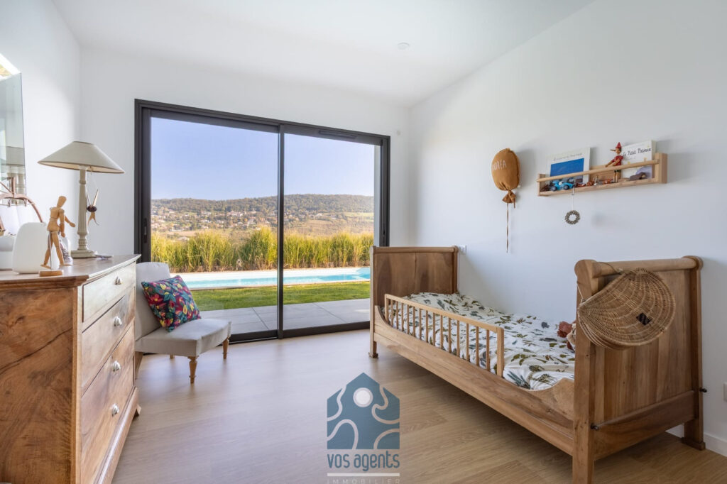 Villa avec vue, piscine, terrasses et garages – 6 pièces – 4 chambres – 170 m²