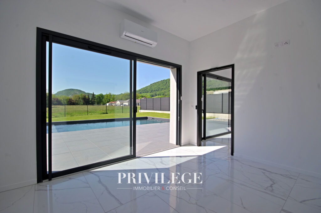 Plain-pied contemporain avec piscine et prestations haut de  – 4 pièces – 3 chambres – 155 m²
