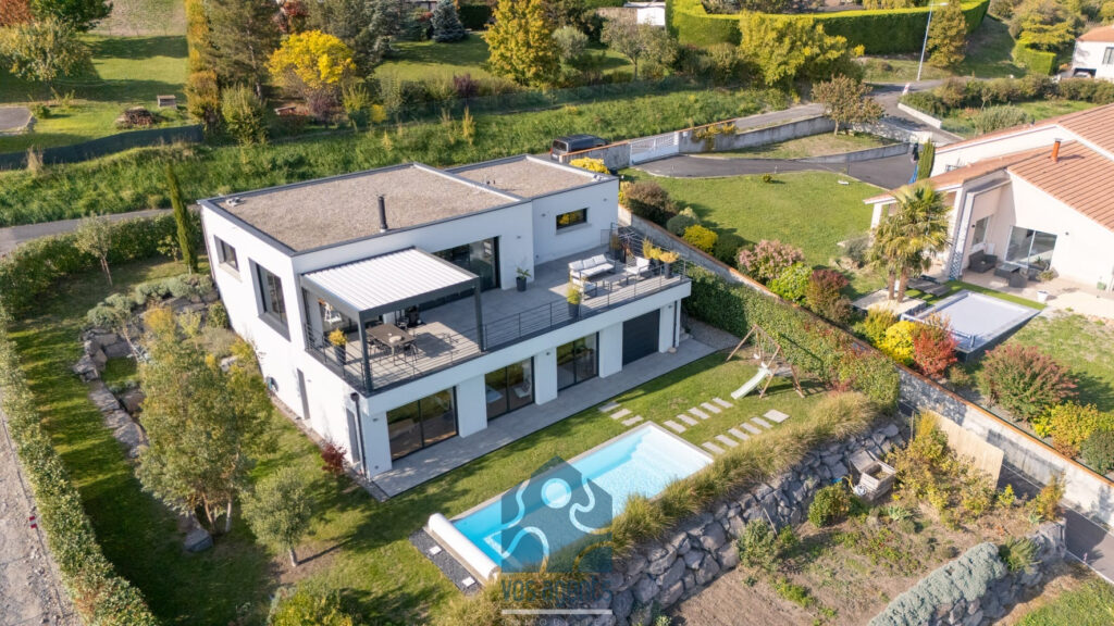 Villa avec vue, piscine, terrasses et garages – 6 pièces – 4 chambres – 170 m²