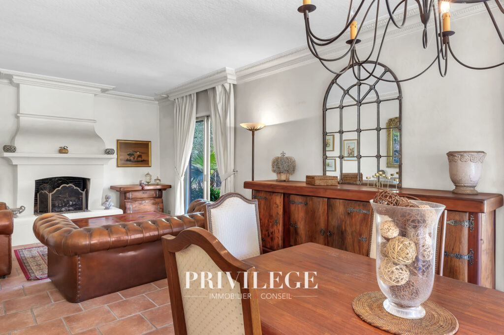 Mougins   Villa familiale au charme intemporel avec vue déga – 7 pièces – 6 chambres – 170 m²