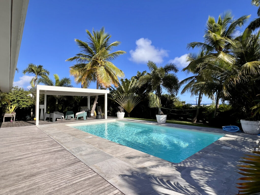 Villa avec vue mer et gîtes à Saint-François – 9 pièces – 6 chambres – 200 m²