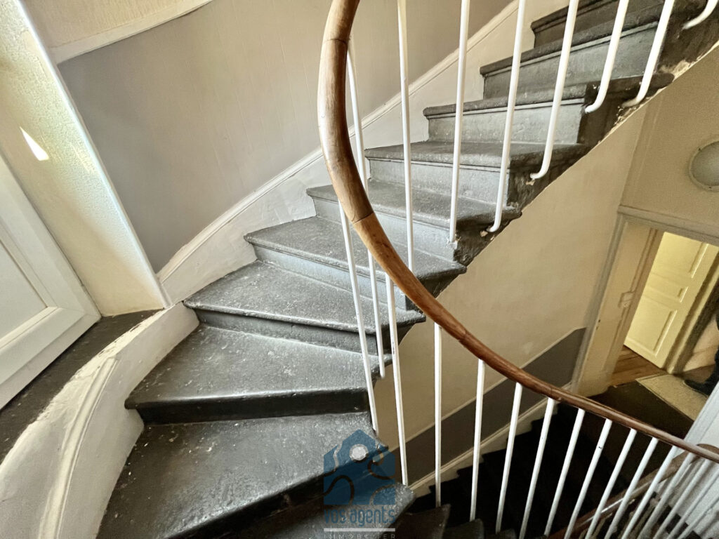 Hôtel particulier sur 3 niveaux avec terrasse  – 8 pièces – 5 chambres – 226.41 m²