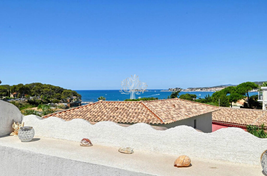 A VENDRE SANARY SUR MER PENTHOUSE D&rsquo;EXCEPTION VUE MER TROPEZ – 4 pièces – 3 chambres – 104.61 m²