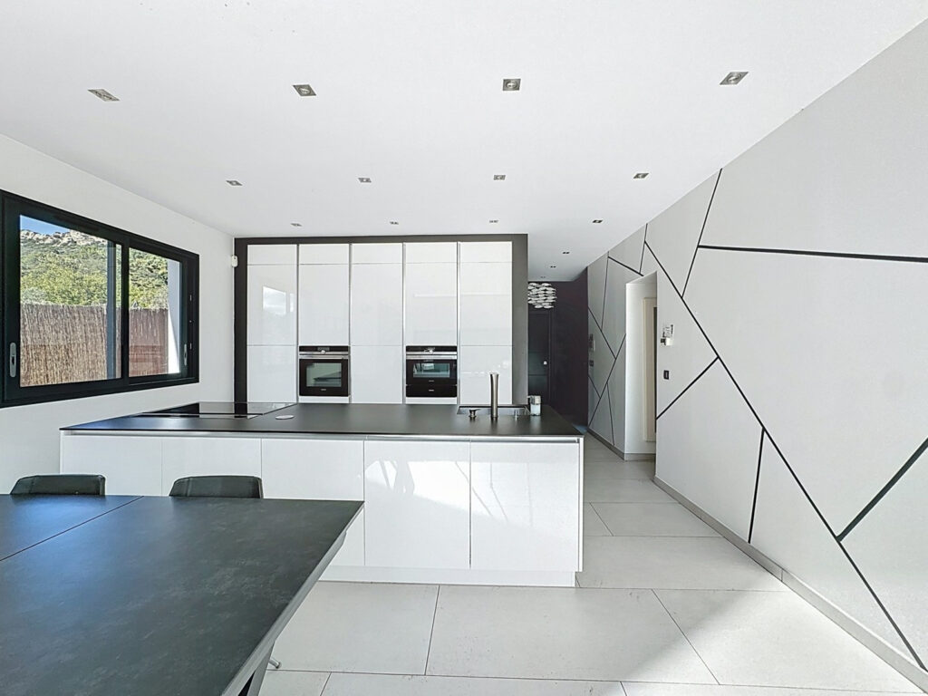 Parcelle avec nombreux oliviers. – 5 pièces – 4 chambres – 174 m²