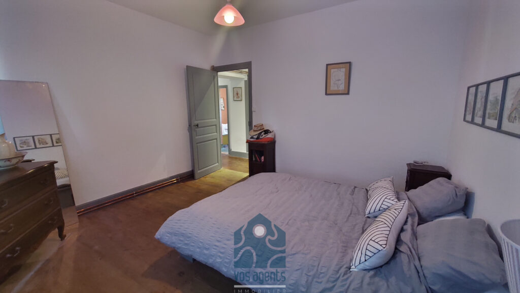 Maison 300 m 2 habitable avec cour, garage,caves, atelier et – 7 pièces – 5 chambres – 300 m²