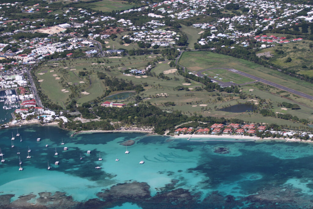 VILLA D&rsquo;EXCEPTION AVEC PLAGE SUR LE LAGON DE ST FRANCOIS – 7 pièces – 6 chambres – 260 m²