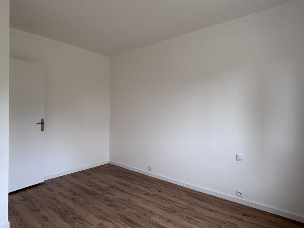 Pavillon de plain-pied rénové avec bel environnement et gran – 4 pièces – 2 chambres – 73 m²