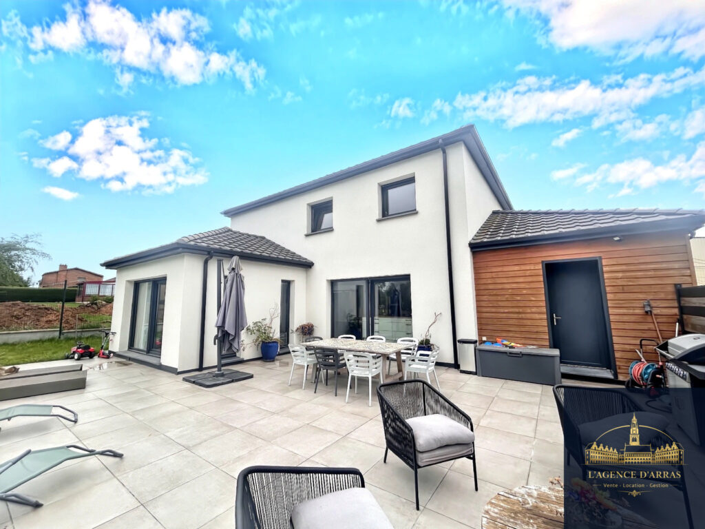 MAISON NEUVE IDEALEMENT SITUÉE CUA – 7 pièces – 5 chambres – 181 m²