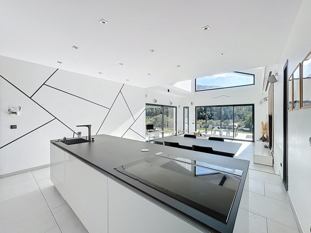 Parcelle avec nombreux oliviers. – 5 pièces – 4 chambres – 174 m²